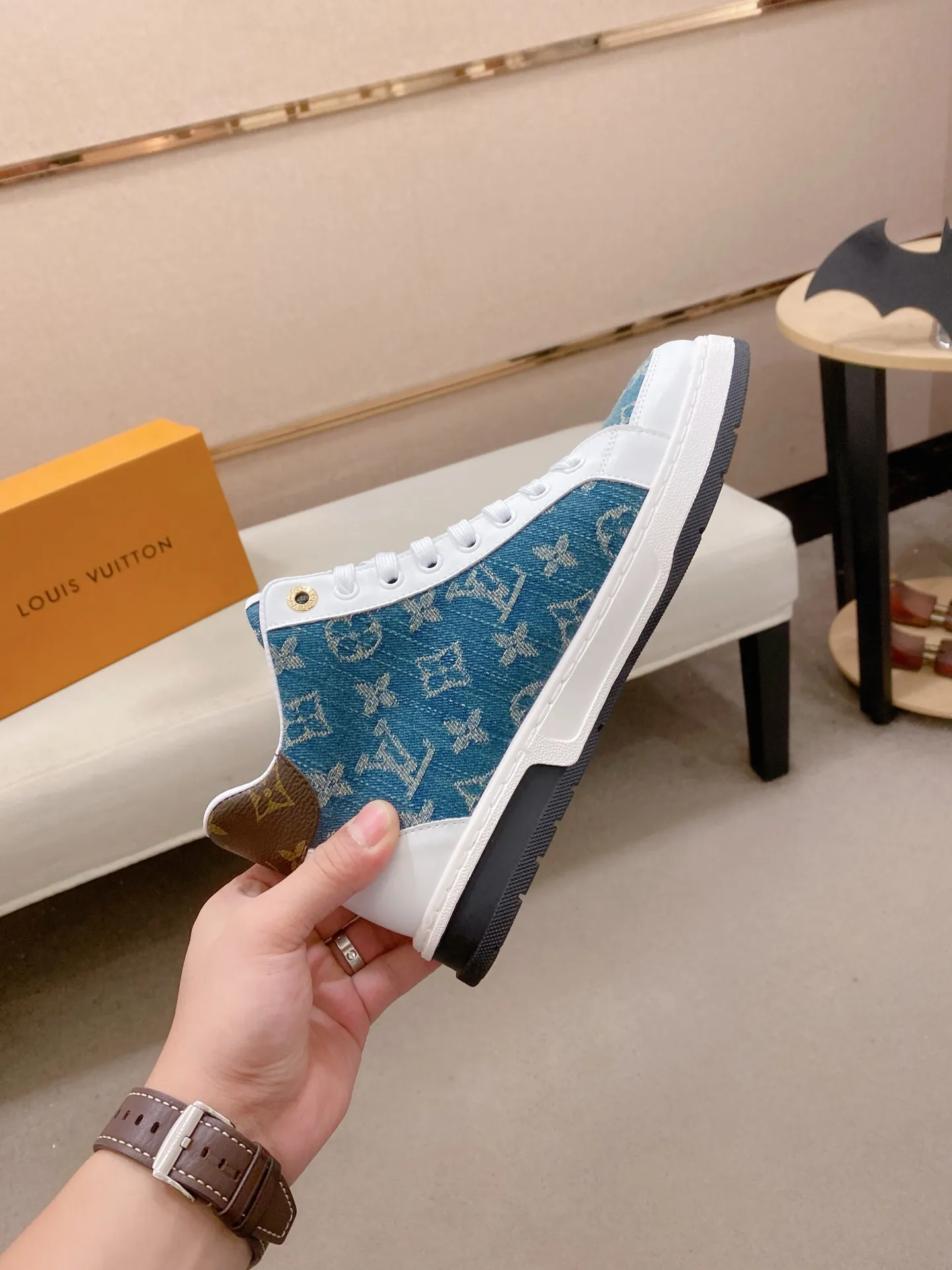 Factory price: 420 men's shoes💰🇮🇹🇮🇹LV Louis Vuitton. The latest fashionable casual shoes are popular in physical stores. New spring and summer comfortable imported custom original cowhide, unique jacquard fabric element design. With sheepskin lining, Lv original bottom, [sun][sun] high-end packaging and high quality💪Details determine the quality, you can enter and exit the counter at will, welcome to compare🇮🇹Size 38-44